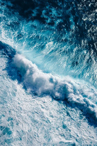 海の波への空中ビュー波が飛び出す 青いきれいな波状の海水 — ストック写真