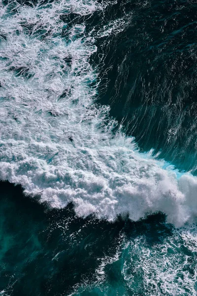 用泡沫喷出海浪的空中景观 — 图库照片