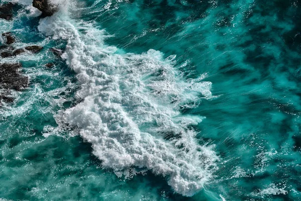 Köpükle kaynayan dalgalar için hava görüntüsü. Deniz dalgaları yüksek gelgitler ve alçak gelgitler sırasında bir araya gelir..