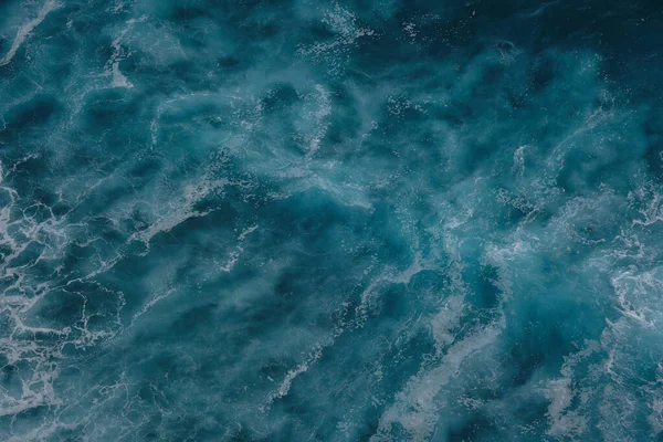从空中俯瞰海浪 蓝水背景 — 图库照片