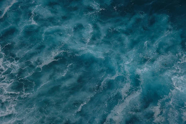 Okyanus dalgalarının hava görüntüsü. Mavi su arkaplanı.