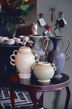 İç kısımda amfora vazosu var. Sanat mağazasında dekoratif seramik çömlek.