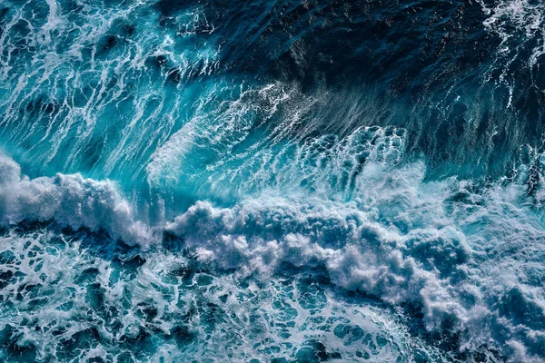 Köpükle kaynayan dalgalar için hava görüntüsü. Deniz dalgaları yüksek gelgitler ve alçak gelgitler sırasında bir araya gelir..