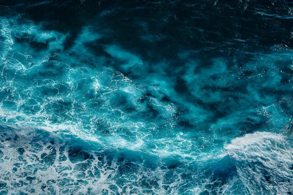 海の波への空中ビュー波が飛び出す 青いきれいな波の海の水 泡で波を見る — ストック写真