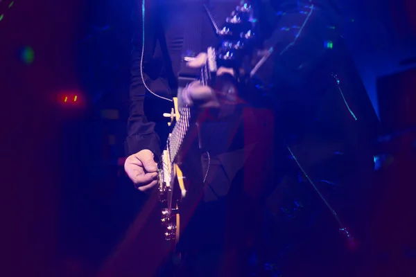 Kytarista Hrající Kytaru Zavřít Rozmazaný Obrázek Pozadí — Stock fotografie