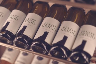 Moskova, Rusya - Aralık 2019: İtalyan beyaz şarabı Pinot Grigio ve restorandaki diğer şaraplar. Şarap şişelerini kapatın..