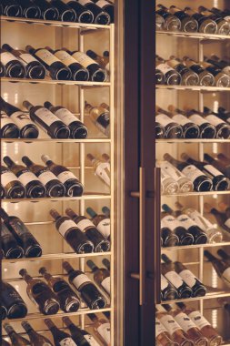 Moskova, Rusya - Aralık 2019: Restoranda büyük kırmızı ve beyaz şarapların sahnelenişi.