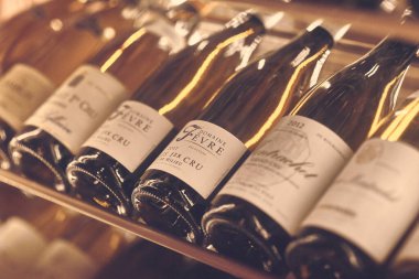Paris, Fransa - Aralık 2019: Beyaz şarap Domaine Fevre Chablis 1er Cru Fourchaume ve restorandaki diğer şaraplar. Şarap şişelerini kapatın..