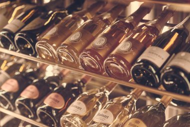 Paris, Fransa - Aralık 2019: Louis Roederer Cristal ve Ruinart Blanc de Blancs Brut 'ın restoranda köpüren şampanya kadehleri. Şarap şişelerini kapatın..