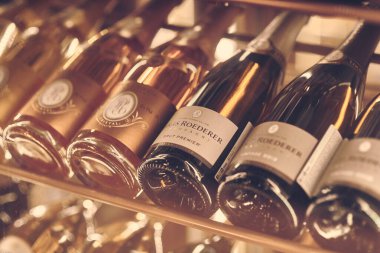 Paris, Fransa - Aralık 2019: Şampanya şampanyası, köpüklü şarap Louis Roederer Brut Premier ve Cristal Rose restoranda raflarda. Şarap şişelerini kapatın. Şarap ustalığı ve ustalığı..
