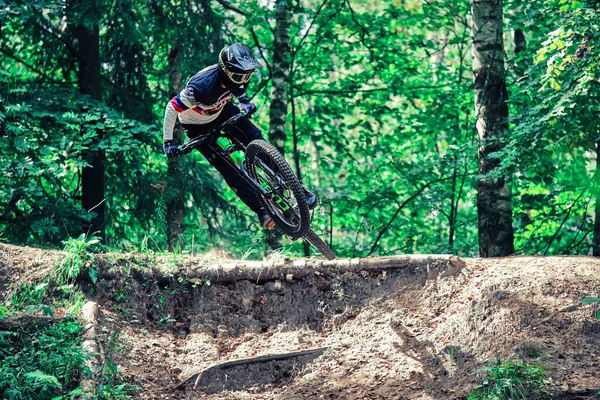 러시아 모스크바 2020 숲에서 Mtb 자전거를 전문적 내리막길 자연에서 자전거타기 — 스톡 사진