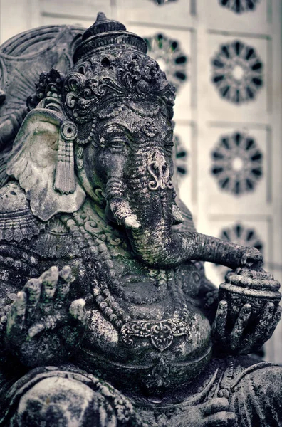 Uma Estátua Asiática Velha Deus Ganesha Está Jardim Temple Ubud — Fotografia de Stock