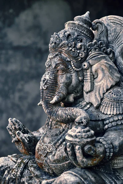 Ganesha Tanrısının Eski Bir Asya Heykeli Bir Tapınağın Bahçesinde Duruyor — Stok fotoğraf