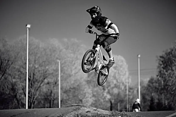 Moskva Rusko Října 2019 Mladý Chlapec Skáče Svým Bmx Kolem — Stock fotografie