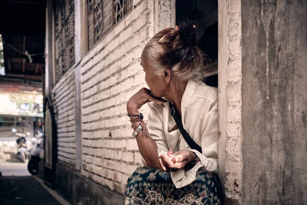 Bali Indonesia Nov 2019 Mujer Japonesa Mayor Sentada Puerta Casa — Foto de Stock