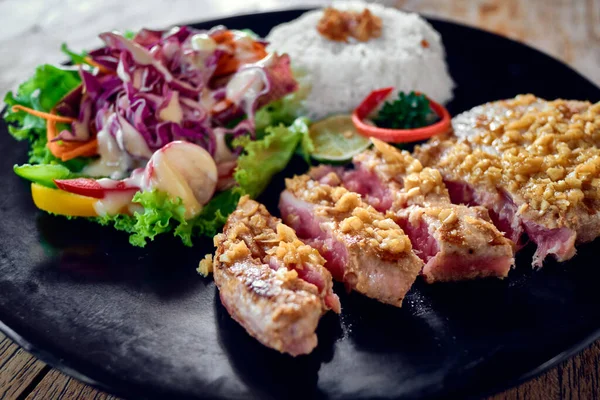 Grilovaný Tuňákový Steak Rýží Zeleninou Zavřít — Stock fotografie