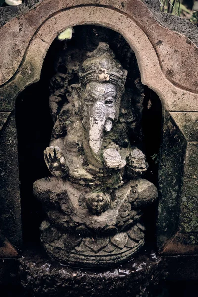 Stary Azjatycki Posąg Boga Ganesha Stoi Ogrodzie Świątyni Ubud Bali — Zdjęcie stockowe