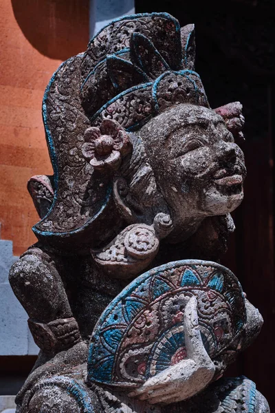 Stary Azjatycki Posąg Stoi Ogrodzie Świątyni Ozdobionej Kwiatami Ubud Bali — Zdjęcie stockowe