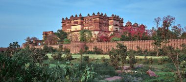 Jahangir Mahal, Jahangir Kalesi, Orchha Sarayı, Hisar. Jahangir Mahal, Hindistan 'ın Madhya Pradesh eyaletinin Tikamgarh bölgesinde, Orchha' da bulunan bir kale ve garnizondur. Dış görünüm.