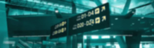 空港での英語とアラビア語の黄色の照明記号のぼやけた画像フライトを出発するためのゲート文字 背景使用のため — ストック写真