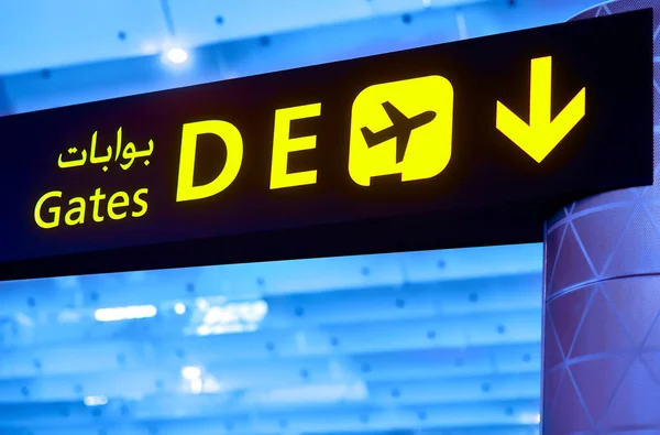 Sinal Iluminado Amarelo Inglês Árabe Aeroporto Com Letras Portão Para — Fotografia de Stock