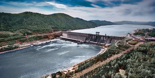 Krasnoyarsk 'taki hidroelektrik santralinin havadan görüntüsü. Havadan üst görünüm.