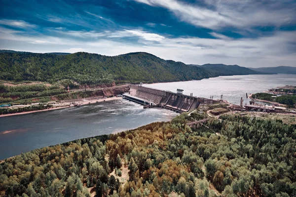 Krasnoyarsk 'taki hidroelektrik santralinin havadan görüntüsü. Havadan üst görünüm.