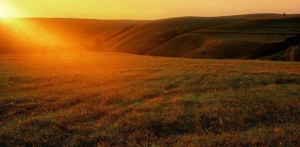 Πανόραμα Τοπίο Τοπίο Κοιλάδα Θέα Στο Πολύχρωμο Όμορφο Ηλιοβασίλεμα Βράδυ — Φωτογραφία Αρχείου