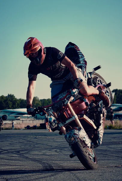 Moscou Rússia Set 2020 Moto Piloto Fazendo Uma Acrobacia Sua — Fotografia de Stock