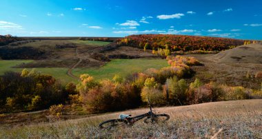 Açık hava bisikleti manzarası. Vahşi doğa manzaralı dağ bisikleti. Rusya 'nın orta kesiminin sonbahar panoramik manzarası tepeli tarımsal kırsal. Yüksek çözünürlüklü dosya.