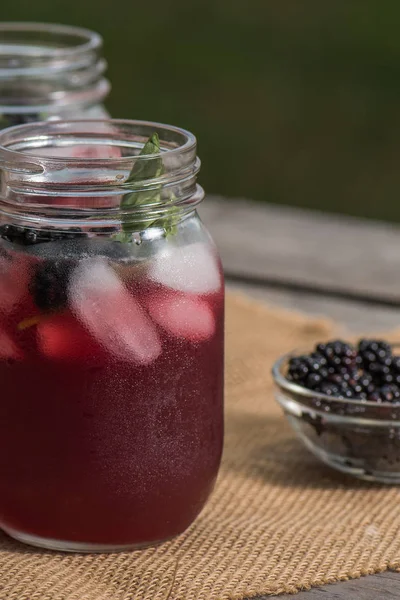 BlackBerry çay mason kavanoz rustik bir ortamda