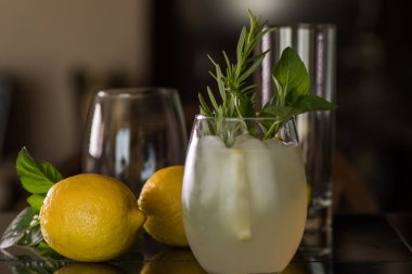Biberiye ve nane ile limonata veya limon içecek
