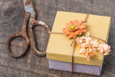 eski püskü şık stili olarak eski ahır ahşap hediye kutusu makas ile dekore edilmiş