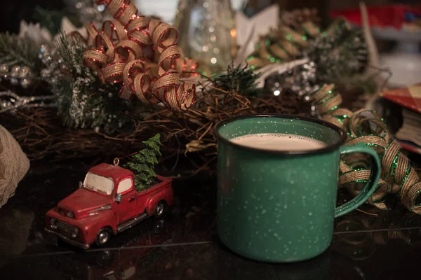 Zielony Kubek Kakao Przed Ozdoby Świąteczne — Zdjęcie stockowe