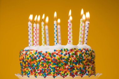 Mumlar ile buzlu pasta