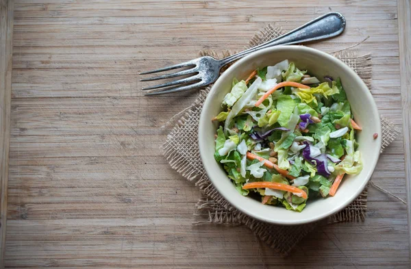 Salade Met Greens Zaden Uien Wortelen Een Houten Bord Met — Stockfoto