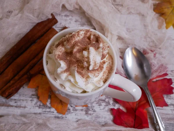 Colocação plana de chocolate quente com chantilly e polvilhas de chocolate — Fotografia de Stock