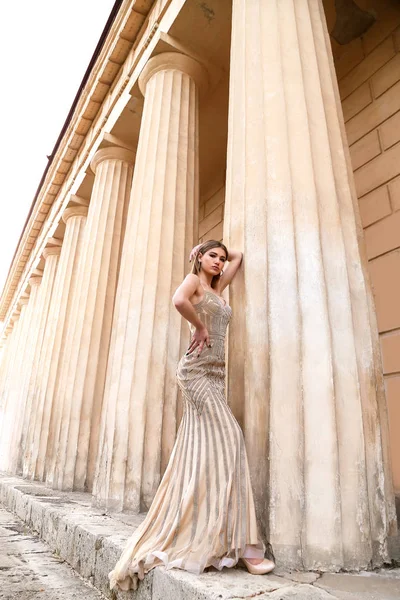 Zewnątrz Fotografia Mody Piękną Młodą Kobietę Ciemnymi Włosami Luksusowy Suknia — Zdjęcie stockowe