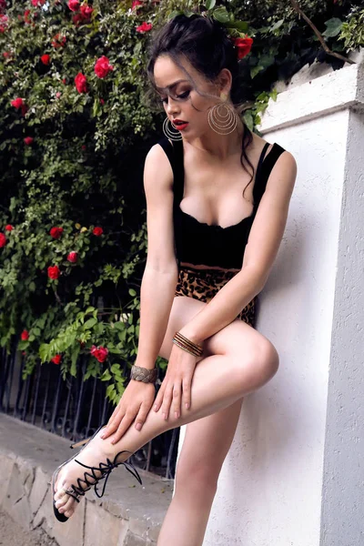 Υπαίθρια Φωτογραφία Μόδας Όμορφη Σέξι Κορίτσι Σκούρα Μαλλιά Σγουρά Και — Φωτογραφία Αρχείου