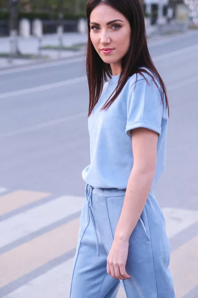 Moda Foto Livre Mulher Bonita Com Cabelo Escuro Roupas Elegantes — Fotografia de Stock