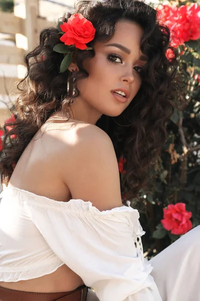 Fashion Outdoor Photo Beautiful Sexy Girl Rose Dark Curly Hair — Stock Photo, Image