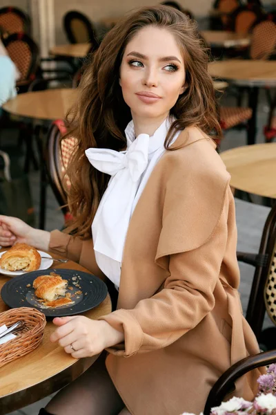 Fashion Outdoor Photo Beautiful Woman Dark Hair Elegant Outfit Sitting — Stock Photo, Image