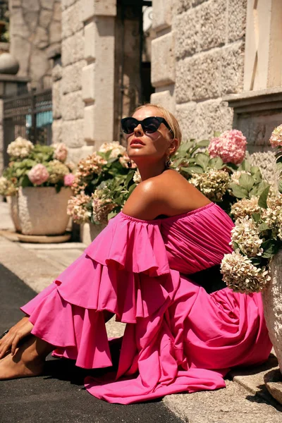 Zewnątrz Fotografia Moda Piękne Kobiety Blond Włosami Luksusowe Różowy Sukienka — Zdjęcie stockowe