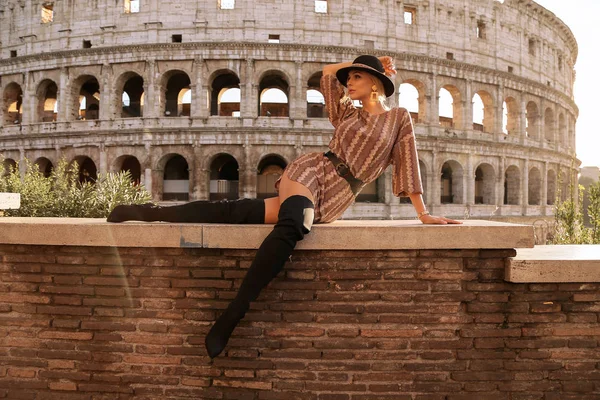 ปแฟช นกลางแจ งของผ งสวยผมบลอนด ในเส หราและหมวกโพสใกล Colosseum ในกร งโรม — ภาพถ่ายสต็อก