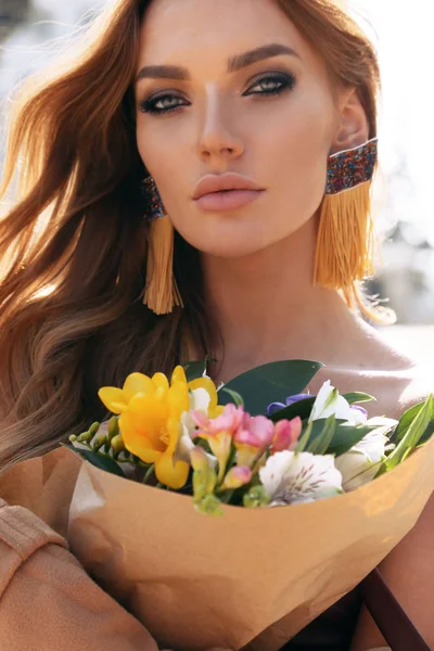 Mode Buiten Foto Van Mooie Vrouw Met Donkere Haren Elegante — Stockfoto