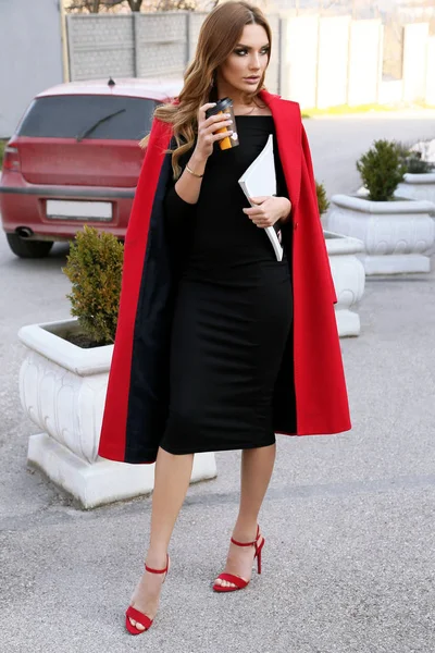 Kağıt Kahve Kupası Dergi Elinde Tutan Güzel Kadın Zarif Elbise — Stok fotoğraf