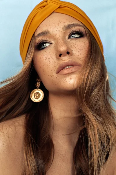 Portret van mooie jonge vrouw met bruin haar en sproeten f — Stockfoto