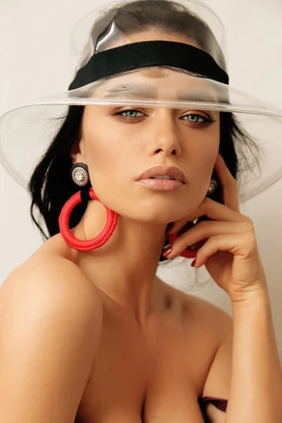 Hermosa mujer con cabello oscuro en la moda sombrero transparente y lu — Foto de Stock