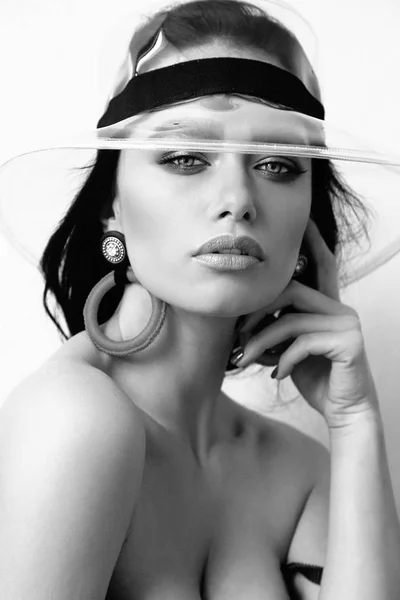 Szép nő, sötét haj divat átlátszó kalap és lu — Stock Fotó
