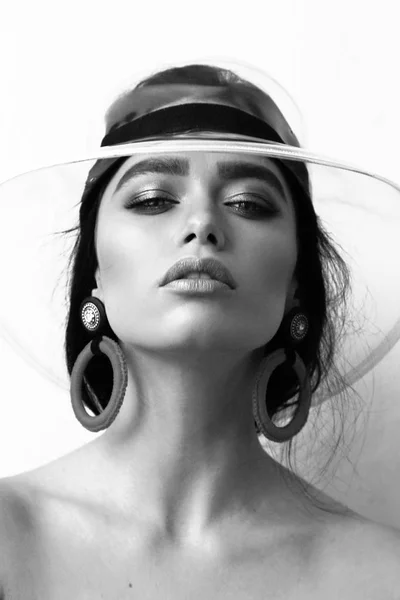 Femeie frumoasă cu păr închis la modă pălărie transparentă și lu — Fotografie, imagine de stoc